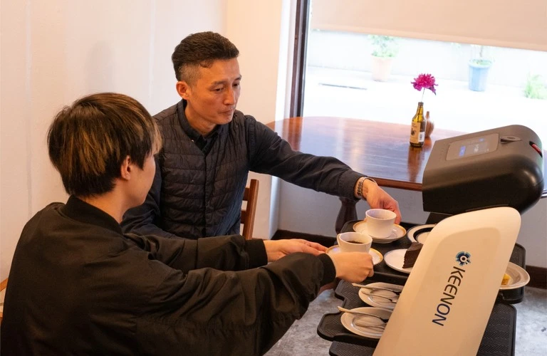 初めての配膳ロボット導入も安心のフルサポート！｜京都で配膳ロボットのことならゼットアイエンジニアリング