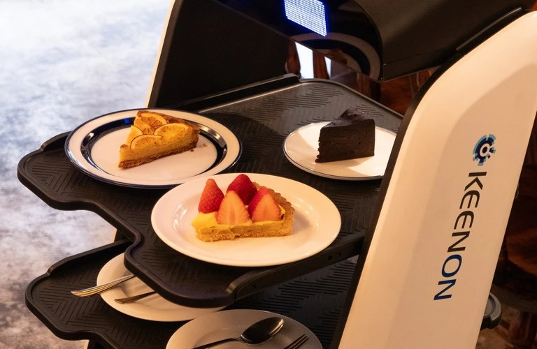 京都の飲食店で配膳ロボット　|　補助金を使うならゼットアイエンジニアリング